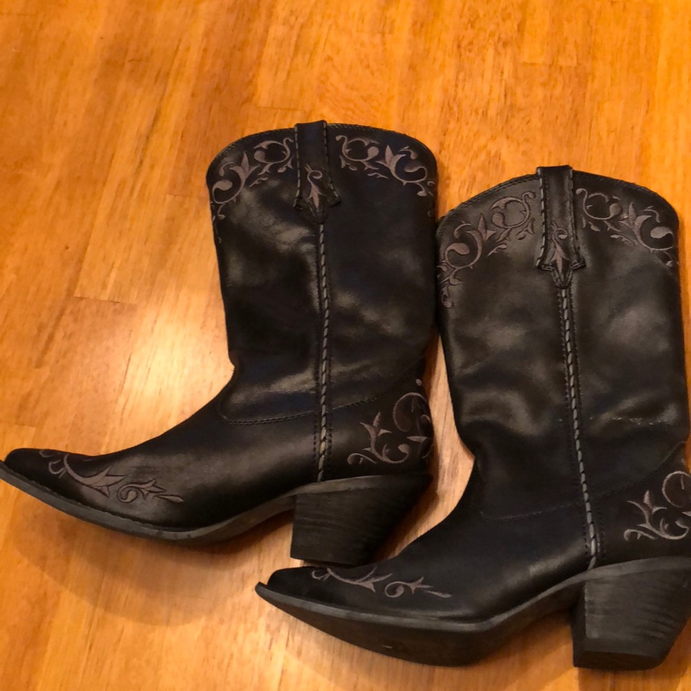 Black cowboy boots size 8